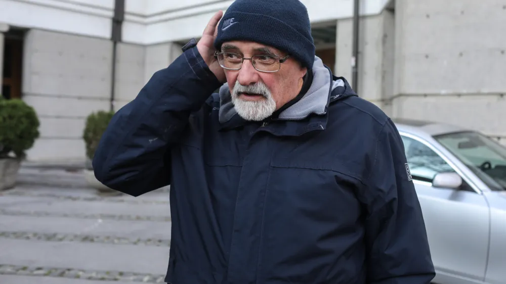 Du&scaron;an Merc<br><br><br>- 28.11.2018 &ndash; sojenje nekdanjemu ravnatelju Osnovne &scaron;ole Prule Du&scaron;anu Mercu &ndash; obtožen kaznivega dejanja nevestnega dela v službi, ker je za&scaron;čitil osnovno&scaron;olki, ki sta se izpovedali, da sta ju spolno napadla osnovno&scaron;olca, <br><br><br>//FOTO: Jaka Gasar