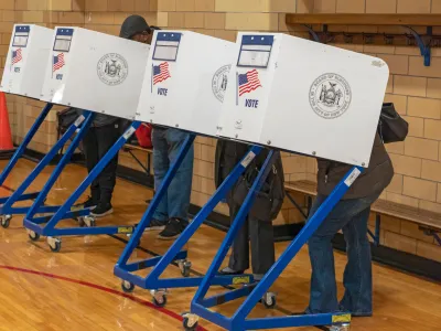 08 November 2022, US, New York: People cast their votes at a polling station during the 2022 US Midterm elections. Photo: Ron Adar/SOPA Images via ZUMA Press Wire/dpa