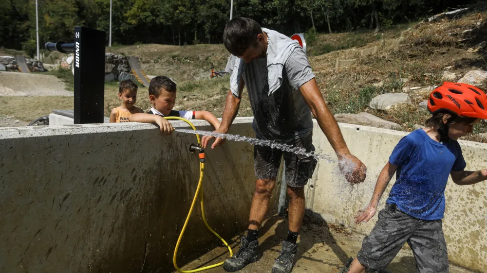 21.07.2022 - vročinski val - visoka temperatura- su&scaron;a - nizek vodostaj rek - reka Foto: Luka Cjuha