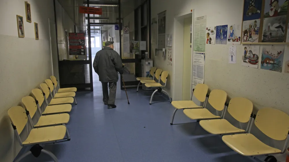 Ministrstvo bo sku&scaron;alo v sodelovanju z NIJZ identificirati izbrisane, nato bodo sezname predali zdravstvenim zavodom, kjer so bili pacienti naročeni na pregled. Zavodi bodo morali bolnike pravočasno obvestiti in jim določiti nove termine. Foto: Luka Cjuha&nbsp;