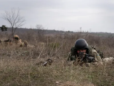 Ukrajinska vojaka na položajih