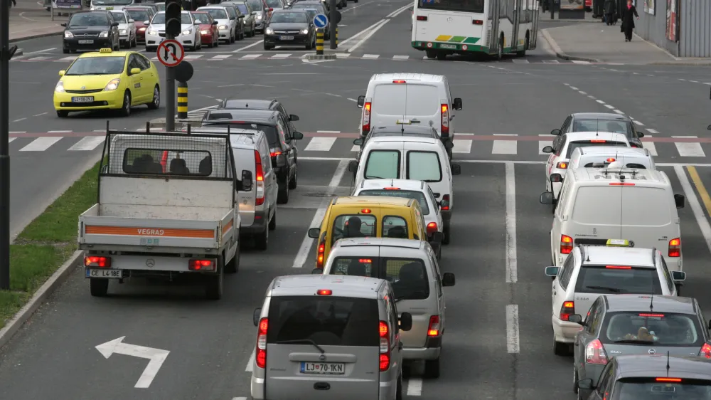 - onesnaževanje okolja - pra&scaron;ni delci - emisije CO2 - izpu&scaron;ni plini - prometni zastoj ///FOTO: Luka Cjuha