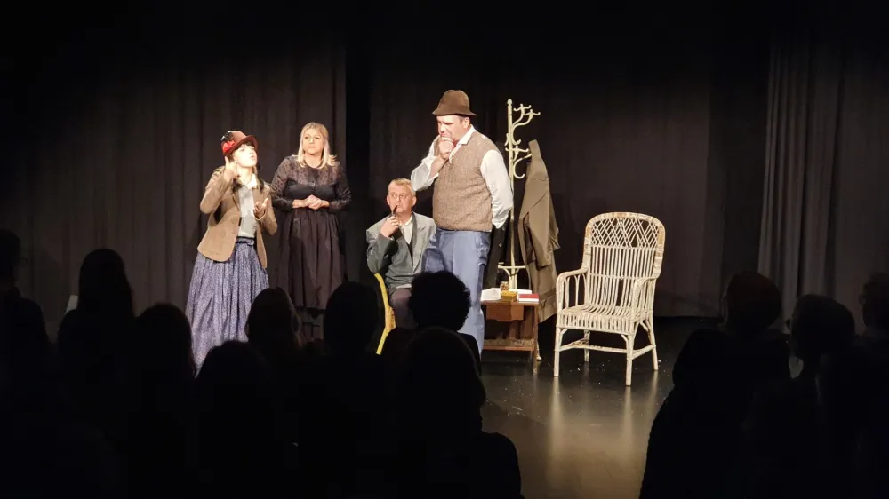 PREDSTAVA: Gluhi igralci so ob Dnevu slovenskega znakovnega jezika pripravili tudi gledali&scaron;ko igro Moja draga dama v znakovnem jeziku in je bila prevedena v govor s močjo tolmačev. Tako je lahko tako gluho kot sli&scaron;ečo občinstvo imelo redko priložnost uživati v predstavi, ki jo je pripravila gluha skupnost.