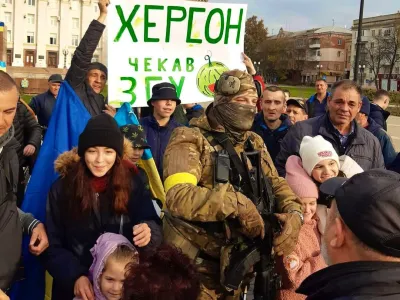 Me&scaron;čani Hersona so po umiku Rusov z ukrajinskimi vojaki na osrednjem trgu proslavili konec okupacije svojega mesta. Foto: twitter, @ukrainiansquad