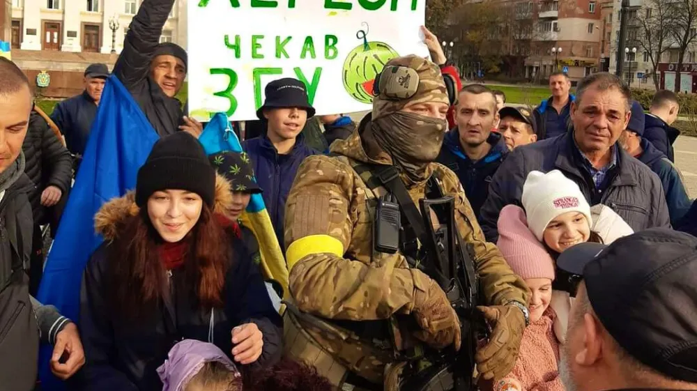 Me&scaron;čani Hersona so po umiku Rusov z ukrajinskimi vojaki na osrednjem trgu proslavili konec okupacije svojega mesta. Foto: twitter, @ukrainiansquad