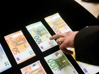 - denar, bankovci, evro &ndash; euro - &euro;novi bankovec za 100 &euro; in 200 &euro; - 27.05.2019 &ndash; Banka Slovenije (BS) - predstavili prenovljena bankovca za 100 in 200 evrov //FOTO: Bojan Velikonja