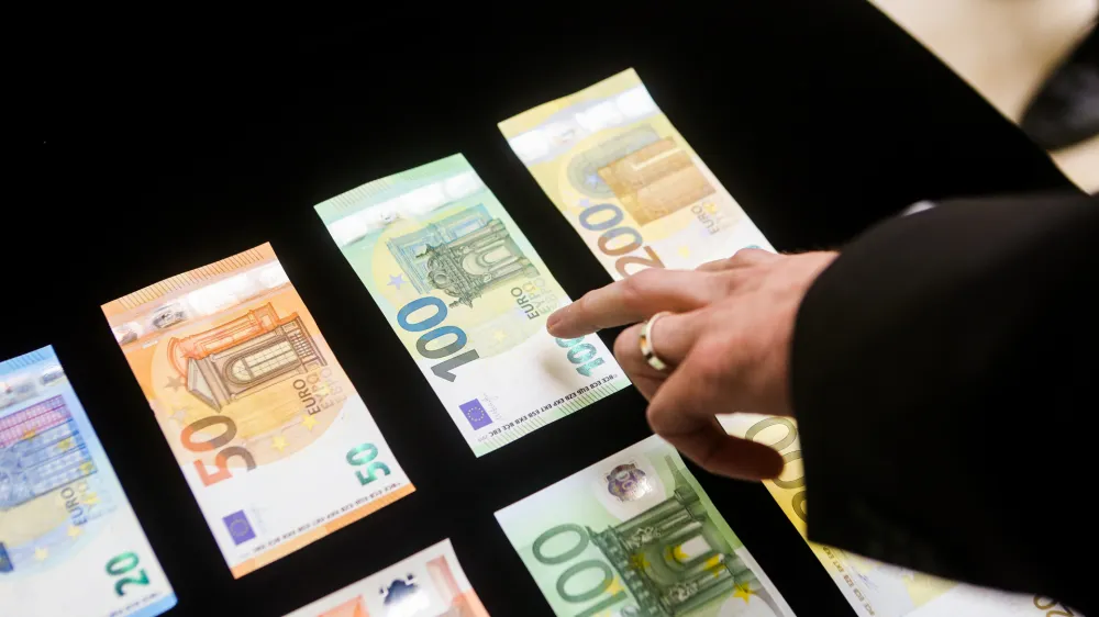 - denar, bankovci, evro &ndash; euro - &euro;novi bankovec za 100 &euro; in 200 &euro; - 27.05.2019 &ndash; Banka Slovenije (BS) - predstavili prenovljena bankovca za 100 in 200 evrov //FOTO: Bojan Velikonja