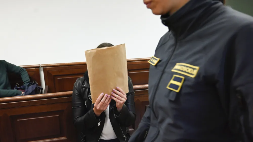 Tanja Tolimir ne priznava krivde za izdajo tajnih podatkov, kakor tudi ne kakr&scaron;ne koli povezave s kava&scaron;kim klanom.
&nbsp;