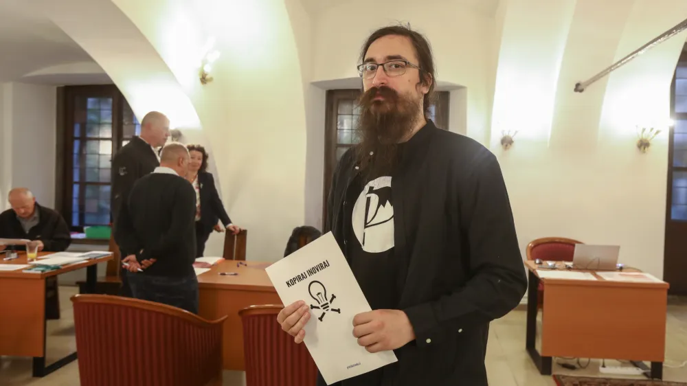 Jasmin Feratović, kandidat za ljubljanskega župana<br><br> <br>- 18.10.2022 &ndash; Lokalne volitve 2022 - vlaganje kandidature Jasmina Feratovića, kandidata za župana Piratske stranke.<br><br> <br>//FOTO: Luka Cjuha