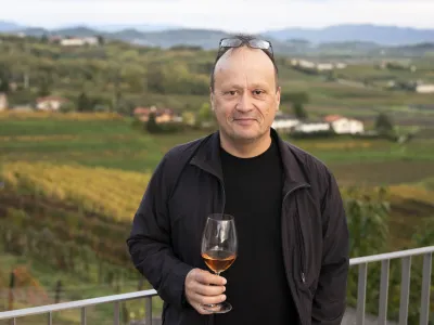 vinar Borut Blažič - 10.11.2022 &ndash; Vina Blažič, vinogradni&scaron;tvo &ndash; vinarstvo &ndash; vinska klet, Ple&scaron;ivo 30, Dobrovo v Gori&scaron;kih brdih, //FOTO: Nik Erik Neubauer