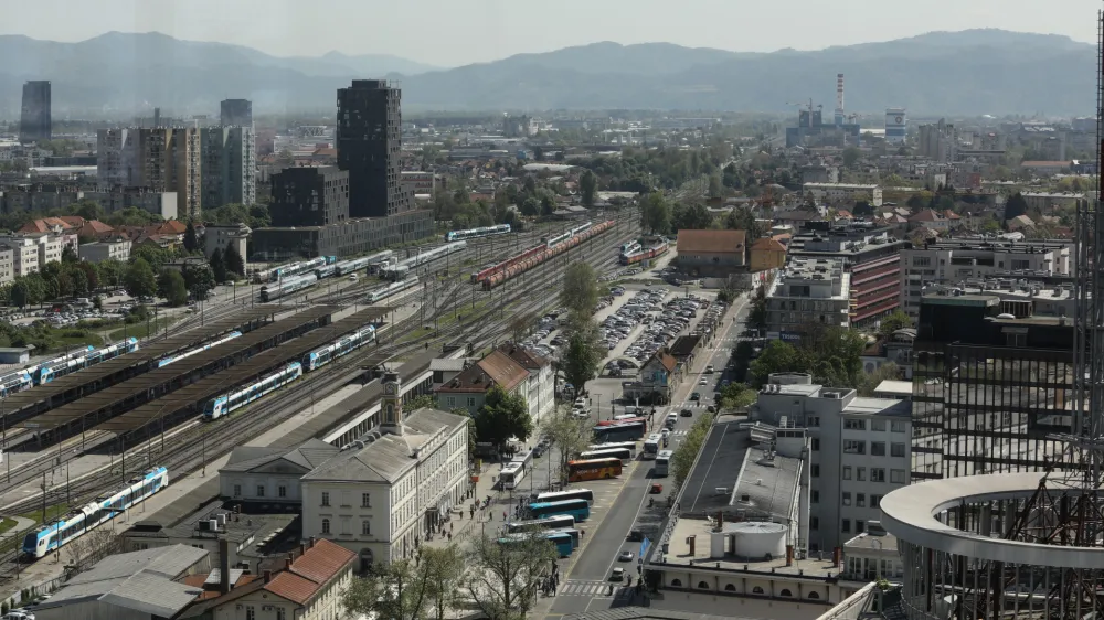 - 04.05.2022 - Emonika Urbani center - zemlji&scaron;če za načrtovani večnamenski objekt ob križi&scaron;ču Dunajske, Vilharjeve in Masarykove ceste, ki leži v neposredni bližini glavne avtobusne in železni&scaron;ke postaje v Ljubljani.železni&scaron;ka avtobusna postaja //FOTO: Luka Cjuha