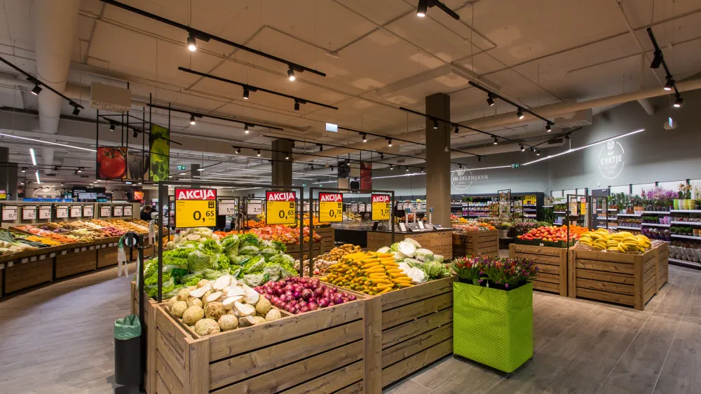 Podobno kot Mercator je bila tudi skupina Tu&scaron; prisiljena prodati &scaron;tevilne trgovske centre in jih od kupcev nato najeti.