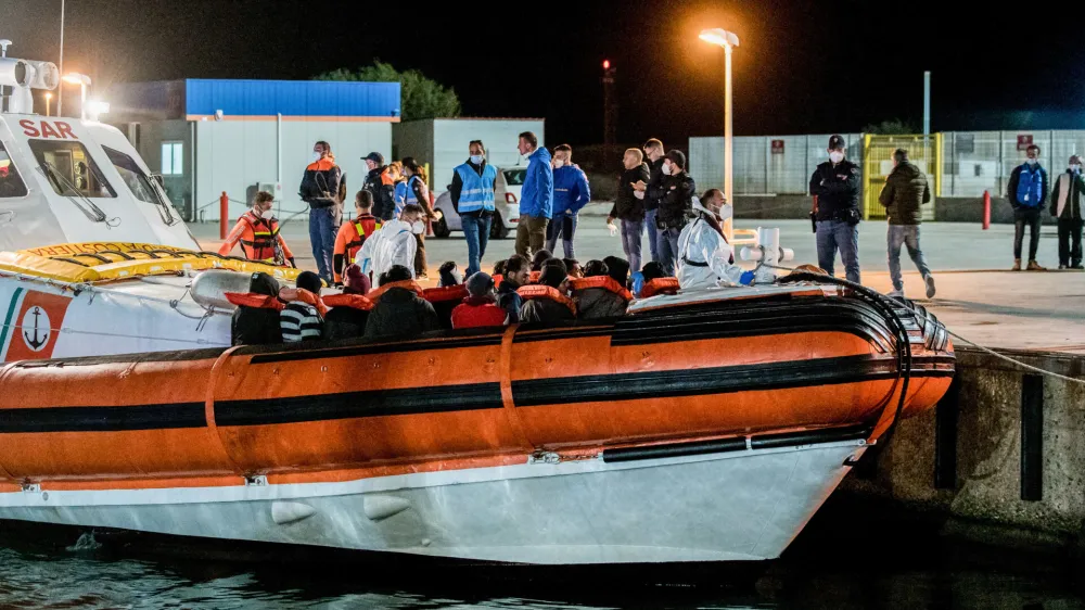 Italijanska skrajno desna vlada premierke Giorgie Meloni je nedavno zavrnila izkrcanje migrantov z re&scaron;evalne ladje Ocean Viking.