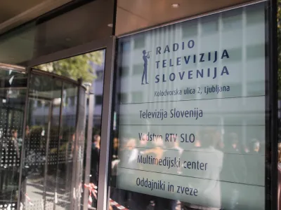 - 10.10.2022 &ndash; Novinarska konferenca stavkajočih in prejemnikov opominov pred odpovedjo delovnega razmerja na RTV SLO o trenutnih razmerah v hi&scaron;i //FOTO: Bojan Velikonja