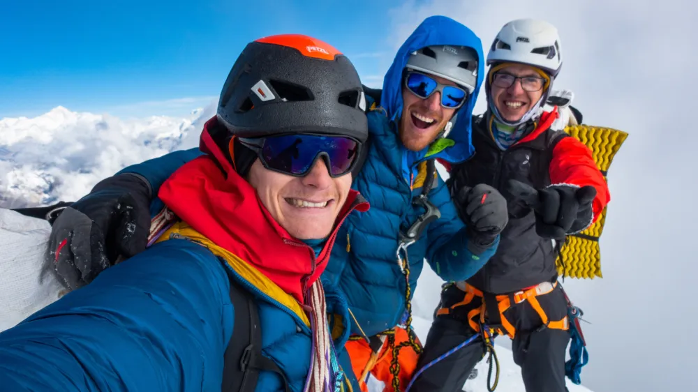 Bor Levičnik, Matija Volontar in Žiga Oražem na vrhu Pomlace.  F Bor Levičnik