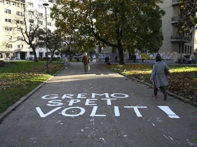  - simbolična fotografija - <br><br>- 08.11.2022 &ndash; Predsedni&scaron;ke in lokalne volitve 2022 - napis na cesti Gremo spet volit.<br> <br><br>//FOTO: Nik Erik Neubauer