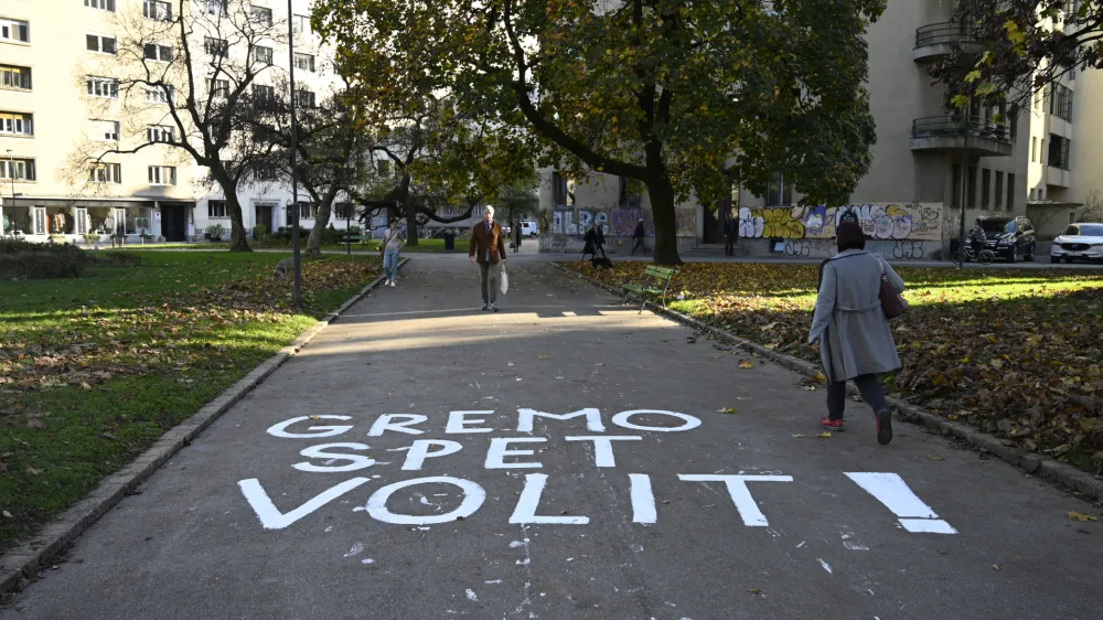  - simbolična fotografija - <br><br>- 08.11.2022 &ndash; Predsedni&scaron;ke in lokalne volitve 2022 - napis na cesti Gremo spet volit.<br> <br><br>//FOTO: Nik Erik Neubauer