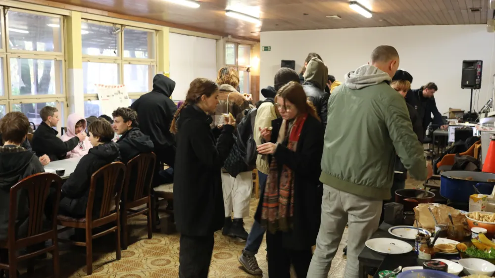 - 17.11.2022 - Participativna Ljubljanska Avtonomna Cona &ndash; PLAC, Linharotva cesta 43 - &raquo;zajtrk z DUTB&laquo;, - člani avtonomne cone pričakali delegacijo&nbsp;Družbe za upravljanje terjatev bank&nbsp;(DUTB), ki je želela vstopiti v PLAC in izvesti tehnični pregled brez dogovora&nbsp;//FOTO: Bojan Velikonja