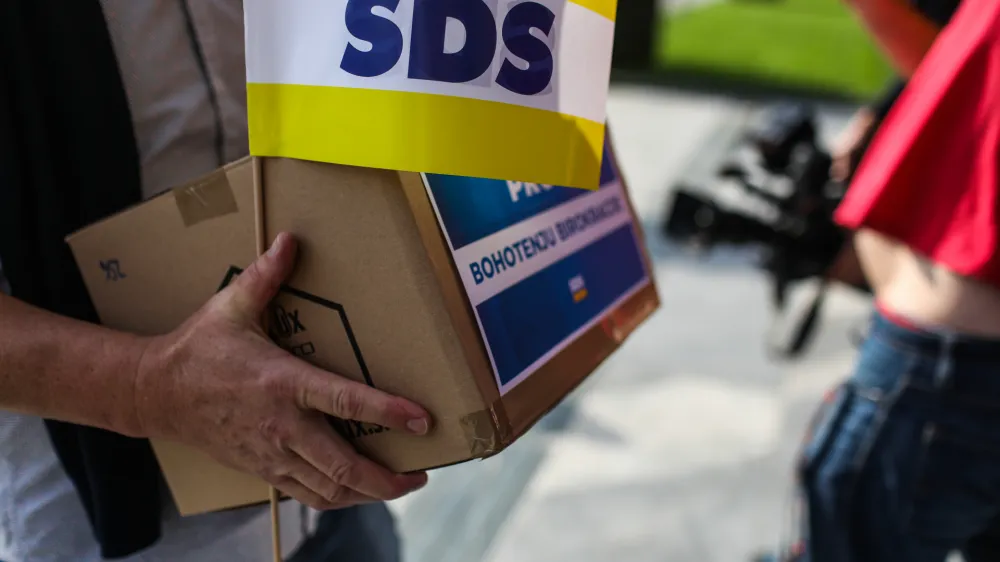 Stranka SDS. - 12.10.2022 &ndash; Predaja in izjava za medije zbranih podpisov stranke SDS pod zahteve za razpis referendumov o zakonih o vladi, RTVS in dolgotrajni oskrbi //FOTO: Bojan Velikonja