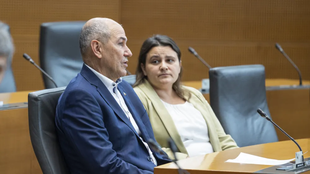 Ljubljana, Drzavni zbor.<br>Nadaljevanje izredne seje DZ.<br>Predsednik stranke SDS Janez Jansa.