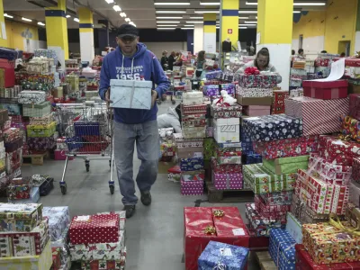 - 12.12.2015 - Udarni&scaron;ka akcija v Božičkovi tovarni - dobrodelna akcija Božiček za en dan - darila za otroke iz socialno ogroženih družin, ki so se zna&scaron;li na seznamu akcije in katerim so se dobri ljudje po vsej državi odločili polep&scaron;ati praznični čas ob koncu leta. - dobrodelnost -  ///FOTO: Luka Cjuha.