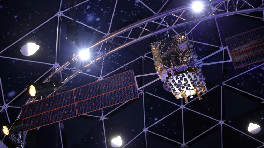 - simbolična fotografija - vesolje, vesoljska znanost in tehnologije - staelitska tehnologija -- 06.03.2015 - Evropska razstava o vesolju European Space Expo v Ljubljani - predstavili sisteme satelitske navigacije Galileo in EGNOS ter program opazovanja Zemlje Copernicus - //FOTO: Jaka Gasar