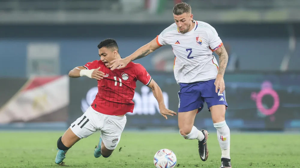 18 November 2022, Kuwait, Ardiya: Egypt's Mostafa Abdalia (L) and Belgium's Toby Alderweireld battle for the ball during the International friendly soccer match between Egypt and Belgium at Jaber Al-Ahmad International Stadium, in the Belgium's preparations for the FIFA World Cup Qatar 2022. Photo: Bruno Fahy/BELGA/dpa