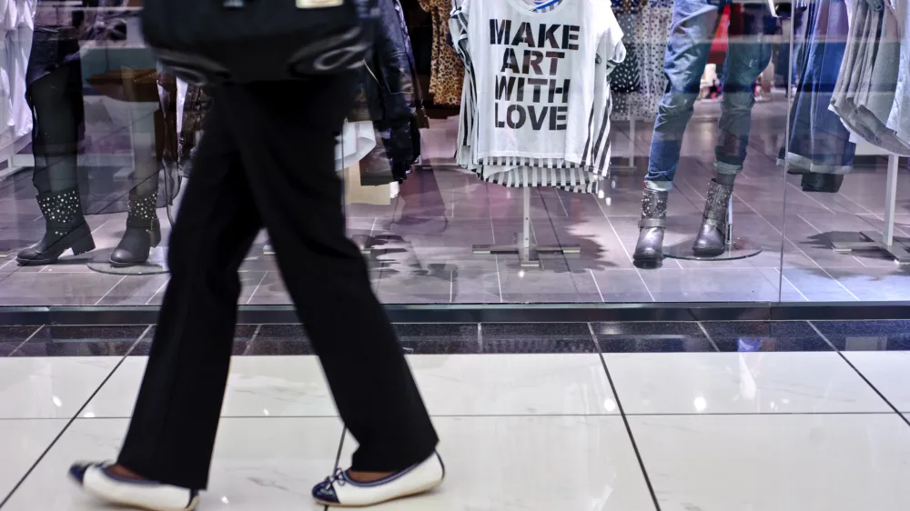 - simbolična fotografija - izložba - napis umetnost ljubezni - ljubezen<br><br><br>- BTC City Park - nakupovalno sredi&scaron;če v Ljubljani 2013 - potro&scaron;ni&scaron;tvo - potro&scaron;niki,potro&scaron;niki,nakupovanje<br><br><br><br>//FOTO: Tomaž Zajel&scaron;nik