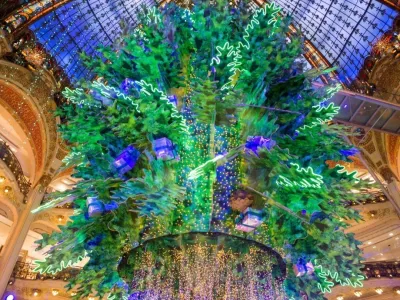 Obiskovalce galerije Lafayett že krasi božična dekoracija z nenavadnim drevosom, ki visi z vrha kupole. F IG/Lafayett 