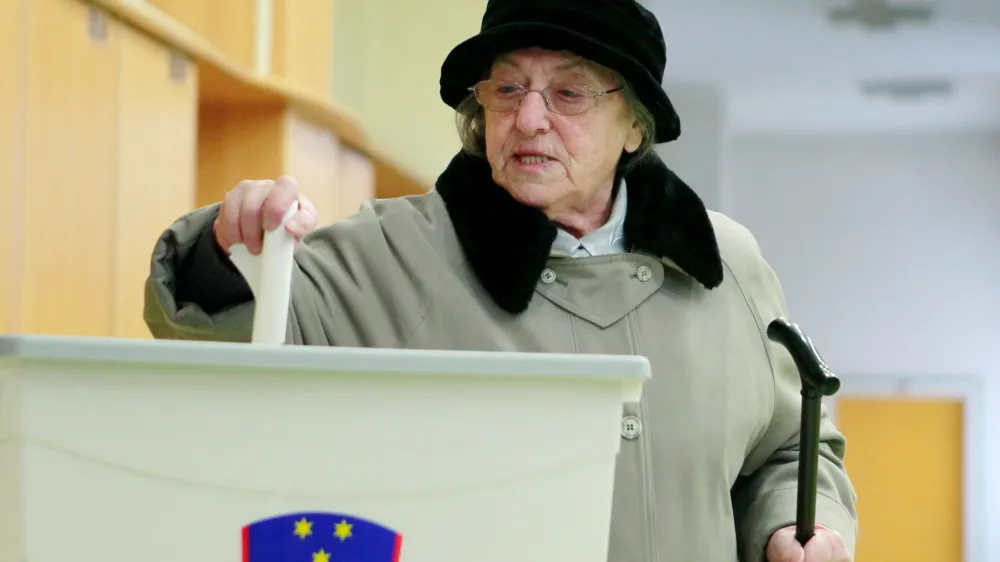 Ljubljana, Osnovna sola Toneta Cufarja. Predsedniske volitve 2012. Volisce, volilna skrinjica, oddaja glasovnice. Foto: Daniel Novakovic/STA