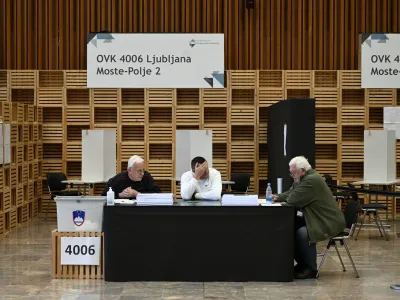 predčasno glasovanje na Gospodarskem razstavi&scaron;ču<br><br>- 22.11.2022 &ndash; Referendumi 2022 &ndash; glasovanje o treh zakonodajnih referendumih, in sicer o&nbsp;noveli Zakona o vladi, noveli Zakona o dolgotrajni oskrbi &nbsp;in noveli Zakona o Radioteleviziji Slovenija&nbsp;<br> <br><br>//FOTO: Nik Erik Neubauer