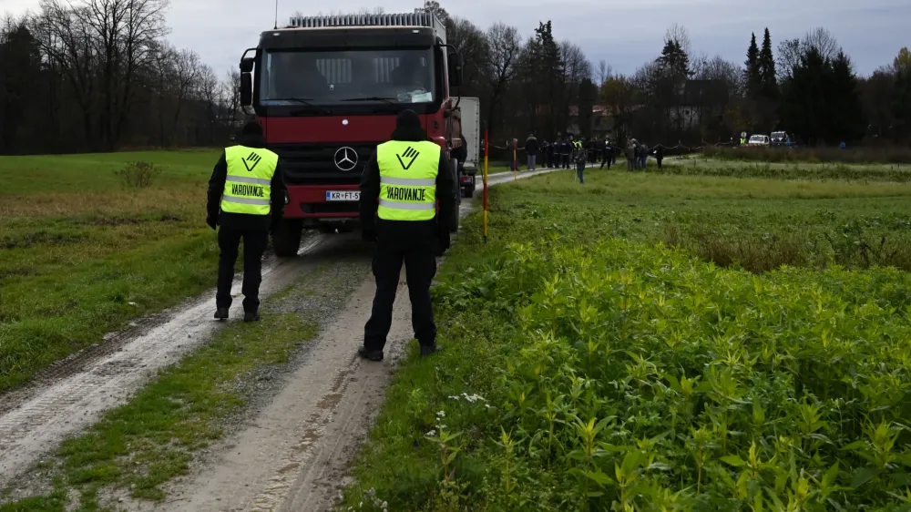 Odvetnik mestne občine je napovedal, da bo varnostna služba 24 ur na dan varovala vzpostavljeno gradbi&scaron;če. Foto: Nik Erik Neubauer