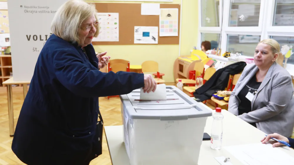 Maribor - volitve v Državni zbor 2022 - parlamentarne volitve - voli&scaron;če osnovna &scaron;ola Franc Rozman Stane - volilci - volilna skrinjica