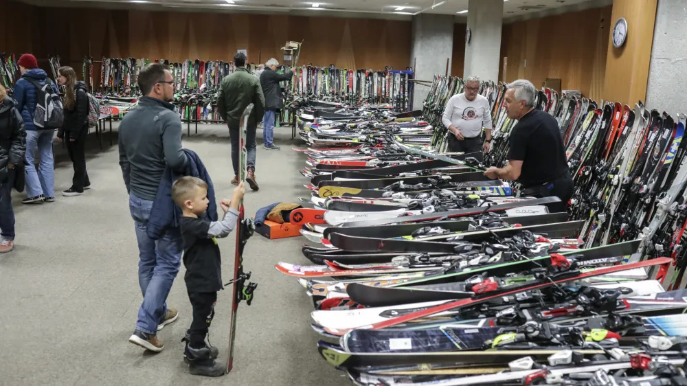 - 24.11.2022 &ndash; Smučarski sejem Snežinka - sejem rabljene smučarske opreme na GR v Ljubljani - //FOTO: Jaka Gasar