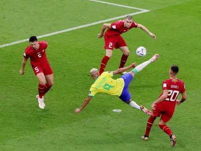 Brazilec Richarlison (v rumenem dresu) je takole s fantastičnim golom zadel srbsko mrežo za vodstvo z 2:0.&nbsp;