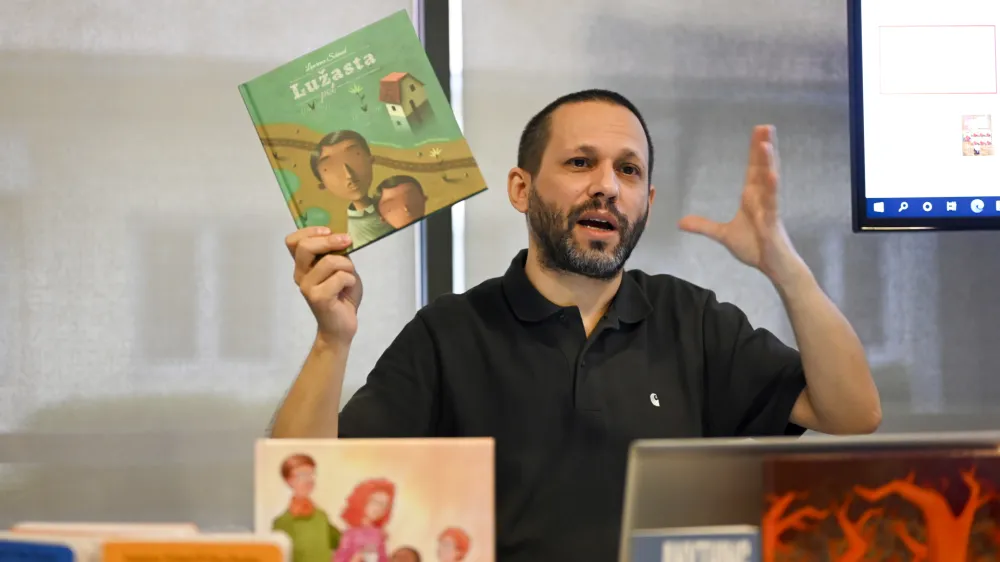 Lawrence Schimel, dvojezični (&scaron;pansko-angle&scaron;ki) avtor in književni prevajalec, ki živi v Madridu. - 23.11.2022 &ndash; Javna agencija za knjigo (JAK) &ndash; seminar o prodaji avtorskih pravic - Iz malega raste veliko: kako so lahko mali trgi uspe&scaron;ni pri prodaji pravic v tujino //FOTO: Nik Erik Neubauer