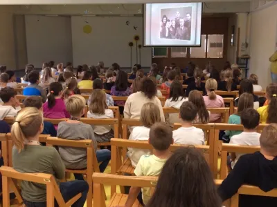 V Begunjah so učencem tretjih, četrtih in petih razredov predstavila dedi&scaron;čino Ansambla bratov Avsenik. *