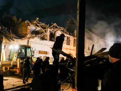 Petrinja, Trg Ftanja Tuđmana - 29.12.2020 &ndash; Hrva&scaron;ka - ru&scaron;ilni potres z magnitudo 6,3 na območju Petrinje jugovzhodno od Zagreba, ki je zahteval sedem smrtnih žrtev, med njimi tudi 12-letno deklico &ndash; //FOTO: Bojan Velikonja