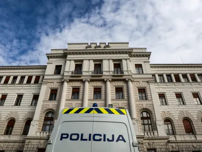 Vrhovno sodi&scaron;če je že drugič začasno ustavilo odločanje o dopustnosti izročitve tujih državljanov in na ustavno sodi&scaron;če podalo zahtevo za oceno ustavnosti.&nbsp;