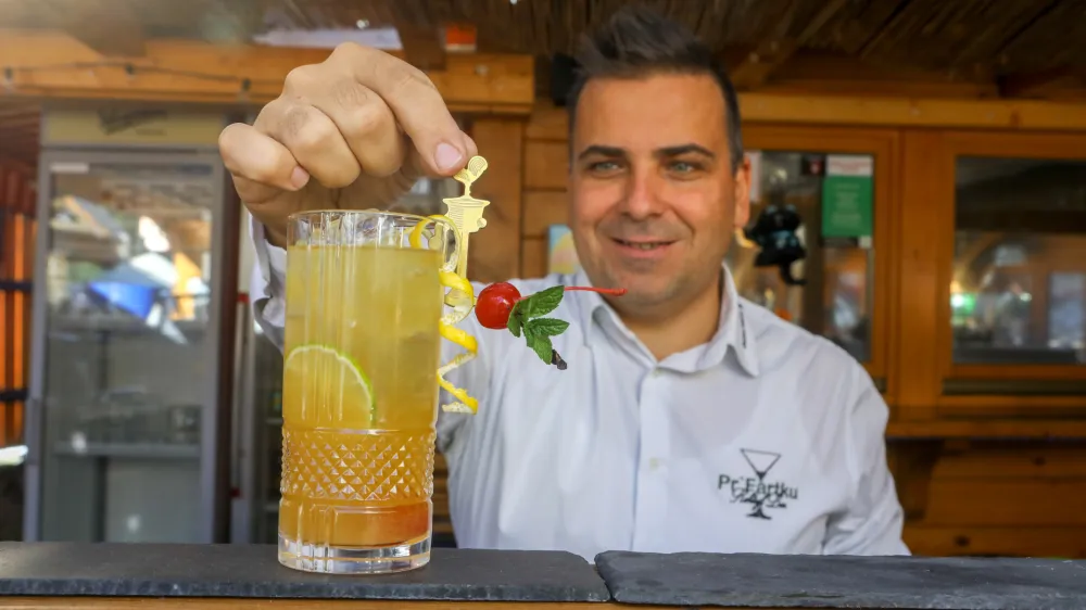 Tomaž Fartek, lastnik lokala Pr' Fartku in profesionalni barman - 3-kratni državni prvak v me&scaron;anju koktajlov in vice prvak sveta v me&scaron;anju in pripravi koktajlov leta 2018&nbsp;- 24.11.2022 - Koktajl bar Pr' Fartku, me&scaron;anje pijač - gostinski lokal na Gobavici nad Meng&scaron;em, Ogrinovo 4, Menge&scaron;&nbsp;//FOTO: Luka Cjuha