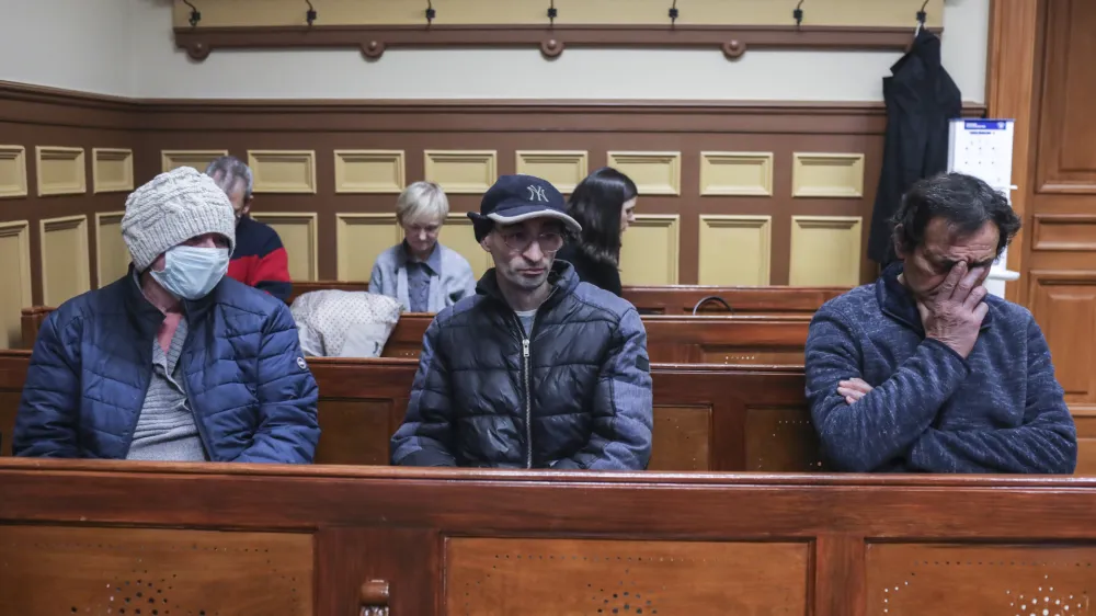 Tanja Čop, Sandi Mikulin, Branko Pavlovič (v prvi vrsti) in Erika Novak kazniva dejanja zanikajo.&nbsp;