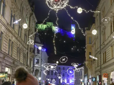 - 25.11.2022 &ndash; Veseli December v Ljubljani 2022 - prižig prazničnih luči v sredi&scaron;ču prestolnice - svetlobna okrasitev mesta - začetek prazničnega decembrskega sejma na ljubljanskih ulicah - novoletno okra&scaron;ena Ljubljana -&nbsp;//FOTO: Luka Cjuha