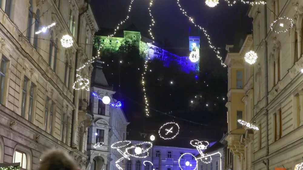 - 25.11.2022 &ndash; Veseli December v Ljubljani 2022 - prižig prazničnih luči v sredi&scaron;ču prestolnice - svetlobna okrasitev mesta - začetek prazničnega decembrskega sejma na ljubljanskih ulicah - novoletno okra&scaron;ena Ljubljana -&nbsp;//FOTO: Luka Cjuha