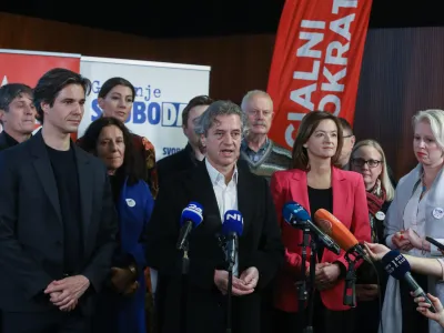  minister za delo, družino in socialne zadeve in koordinator Levice Luka Mesec (Levica), predsednik vlade dr. Robert Golob, ministrica za zunanje zadeve in predsednica SD Tanja Fajon (SD)- &scaron;tab Gibanja svobode, Levice in Socialnih demokratov - koalicija- 27.11.2022 &ndash; Referendumi 2022 &ndash; glasovanje o treh zakonodajnih referendumih, in sicer o&nbsp;noveli Zakona o vladi, noveli Zakona o dolgotrajni oskrbi in noveli Zakona o Radioteleviziji Slovenija&nbsp;&nbsp;//FOTO: Luka Cjuha