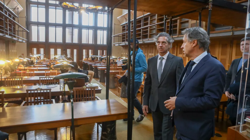 Premier Robert Golob je po včeraj&scaron;njem ogledu Narodne in univerzitetne knjižnice napovedal, da bo vlada gradnjo nove stavbe knjižnice financirala s povratnimi sredstvi iz načrta za okrevanje in odpornost.