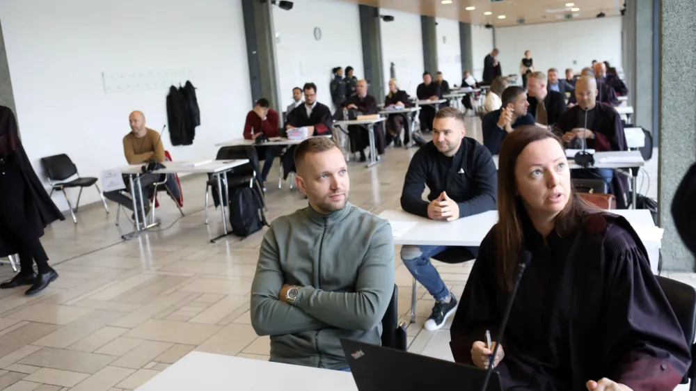 Jasmin &Scaron;ljivar in odvetnica Martina Žaucer Hrovatin <br><br> 09.05.2022 &ndash; sojenje - predobravnavni narok v sojenju bančniku Jasminu &Scaron;ljivarju in skupini soobtoženih v zadevi podeljevanja posojil ljudem, ki kreditno niso bili sposobni <br><br>//FOTO: Tomaž Skale<br>