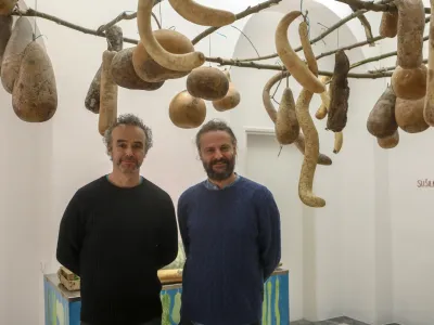 kustos Jani Pirnat&nbsp;in Leone Contini, italijanski multimedijski umetnik, filozof in kulturni antropolog - 29.11.2022 &ndash; Galerija Vzigalica &ndash; razstava Leoneja Continija z naslovom Konstruirane krajine.&nbsp;//FOTO: Luka Cjuha