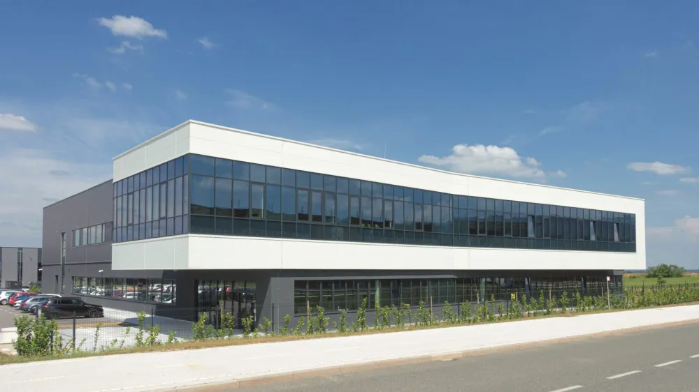 Novo stavbo v &scaron;entjernejski industrijski coni so zgradili lani, uradno pa so jo odprli septembra letos. F L-tek