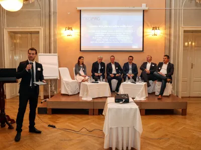 Na okrogli mizi so poleg direktorice Tika Pro Kristine Kočet Hudrap sodelovali &scaron;e Roman Burja, direktor Tab, Sandi Če&scaron;ko iz Studia Moderna, Blaž &Scaron;lemic, finančni direktor skupine Unija, Jernej Tov&scaron;ak, član uprave Paloma, ter Bo&scaron;tjan Paradiž, Vabo. 