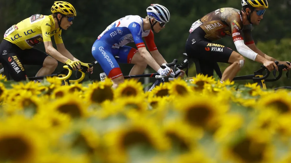 Cycling - Tour de France - Stage 19 - Castelnau-Magnoac to Cahors - France - July 22, 2022 Jumbo - Visma's Tiesj Benoot, Groupama - FDJ's Michael Storer and Jumbo - Visma's Jonas Vingegaard in action during stage 19 REUTERS/Christian Hartmann